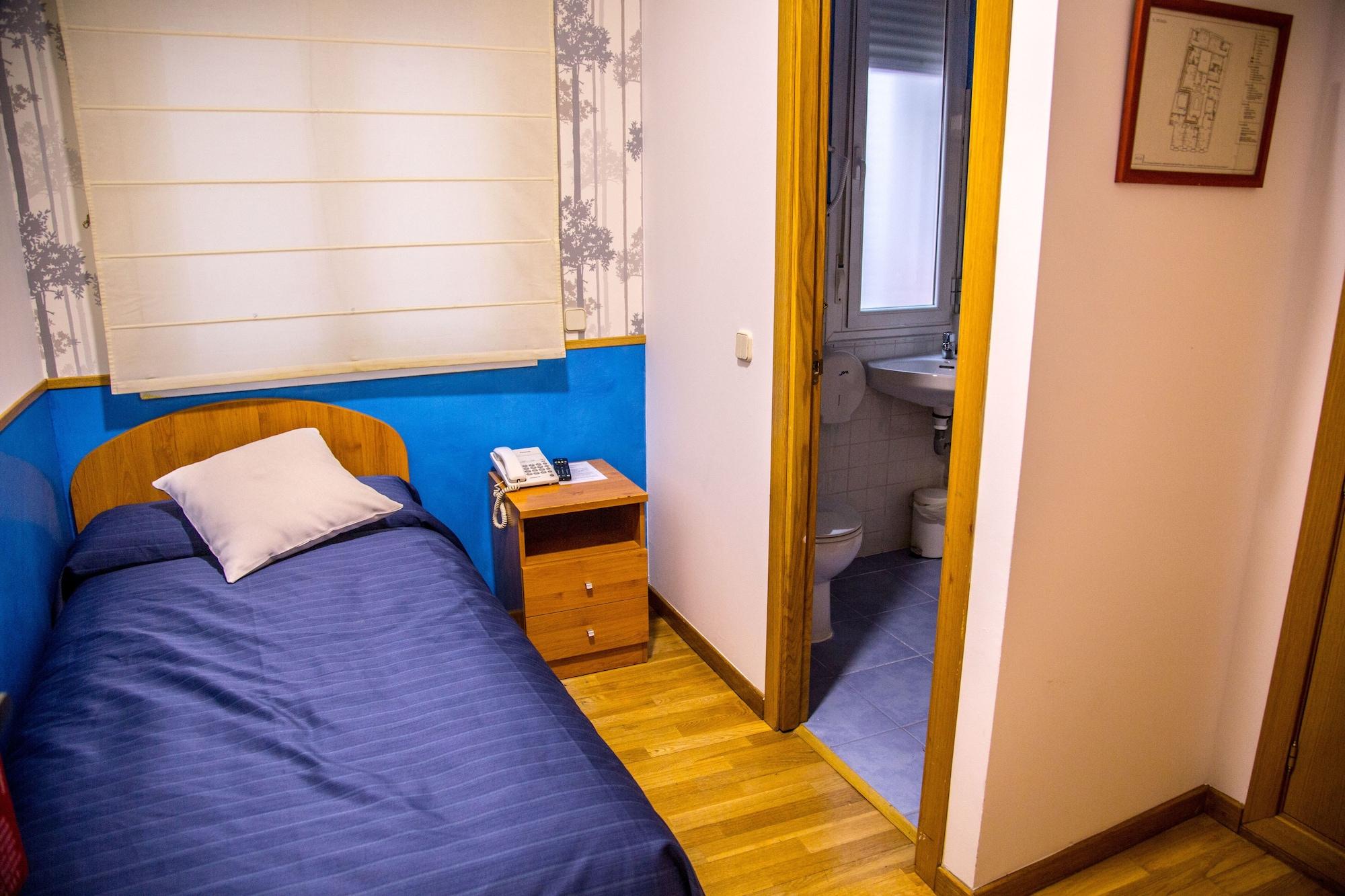 Hostal Montaloya Мадрид Экстерьер фото