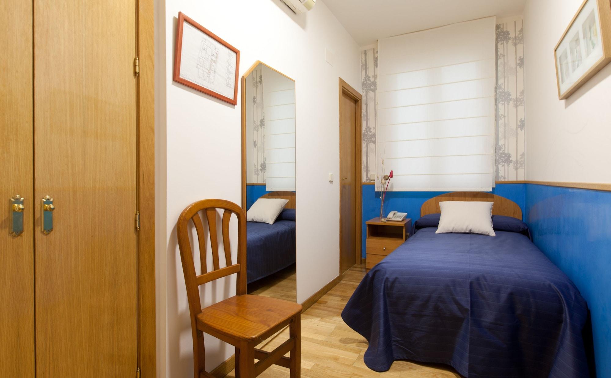 Hostal Montaloya Мадрид Экстерьер фото