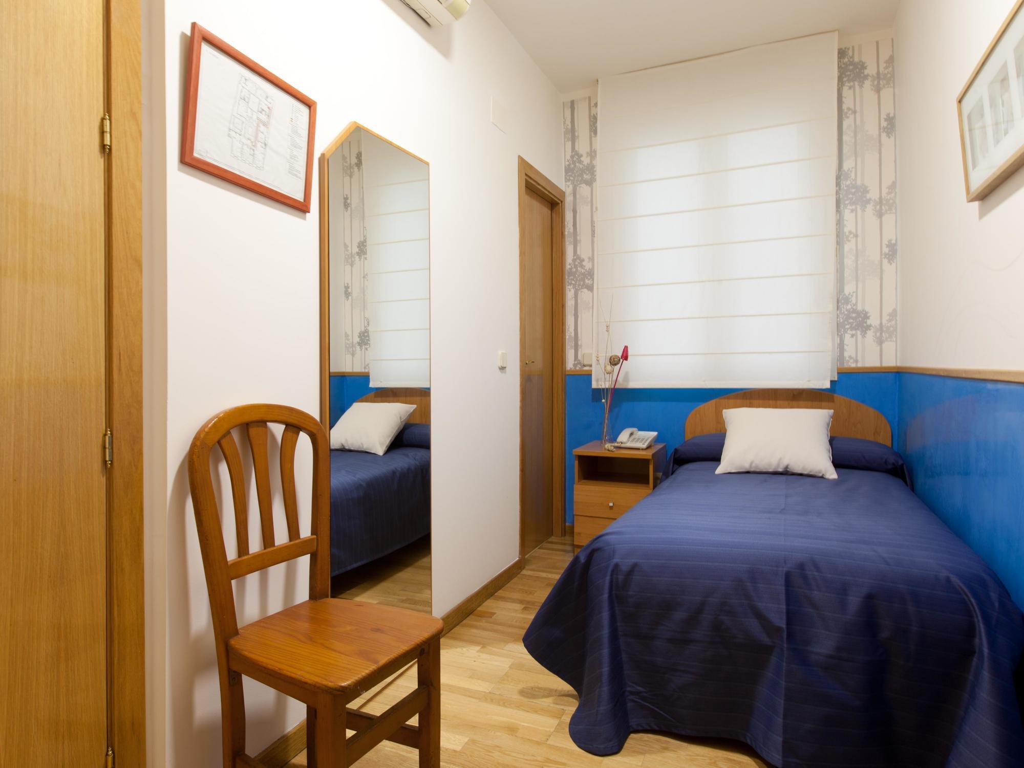 Hostal Montaloya Мадрид Экстерьер фото
