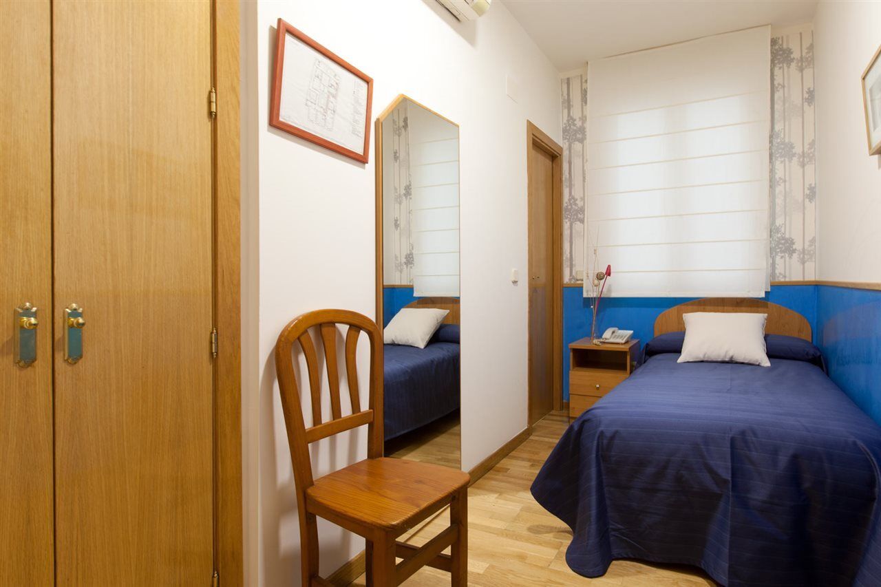 Hostal Montaloya Мадрид Экстерьер фото